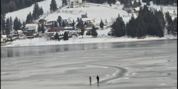 Avertizare de la Apele Române Someș-Tisa: Nu vă aventurați pe gheața formată pe râuri și lacuri! Doi tineri, surprinși pe suprafața înghețată a lacului Colibița