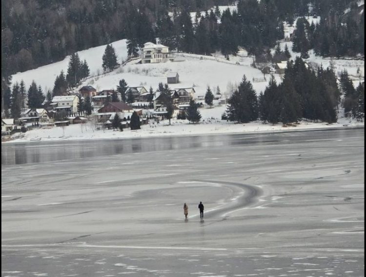 Avertizare de la Apele Române Someș-Tisa: Nu vă aventurați pe gheața formată pe râuri și lacuri! Doi tineri, surprinși pe suprafața înghețată a lacului Colibița