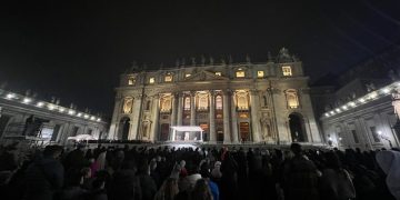 Mii de oameni s-au rugat în seara de luni în Piața San Pietro pentru sănătatea Papei Francisc