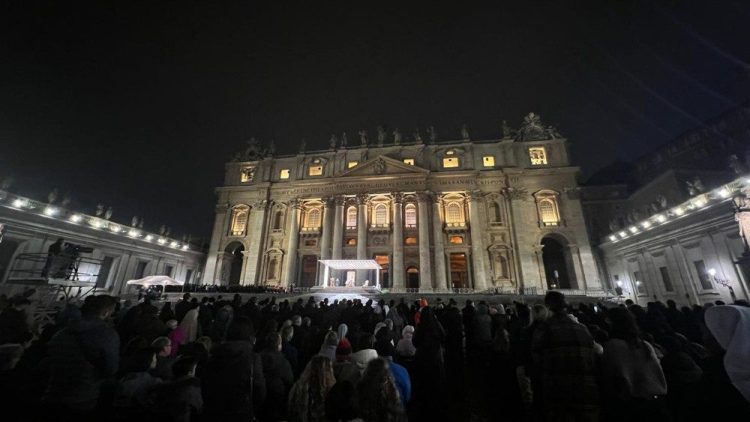 Mii de oameni s-au rugat în seara de luni în Piața San Pietro pentru sănătatea Papei Francisc