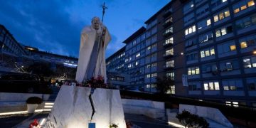 Ușoară ameliorare a condițiilor clinice ale Papei Francisc