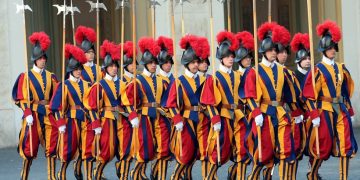 Pregătiri de înmormântare. Garda Elvețiană care îl protejează pe Papa Francisc face repetiții