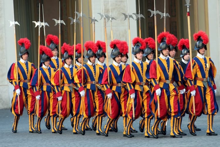 Pregătiri de înmormântare. Garda Elvețiană care îl protejează pe Papa Francisc face repetiții