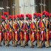 Pregătiri de înmormântare. Garda Elvețiană care îl protejează pe Papa Francisc face repetiții