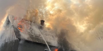 Incendiu puternic la o locuință din Vișeu de Sus – foto