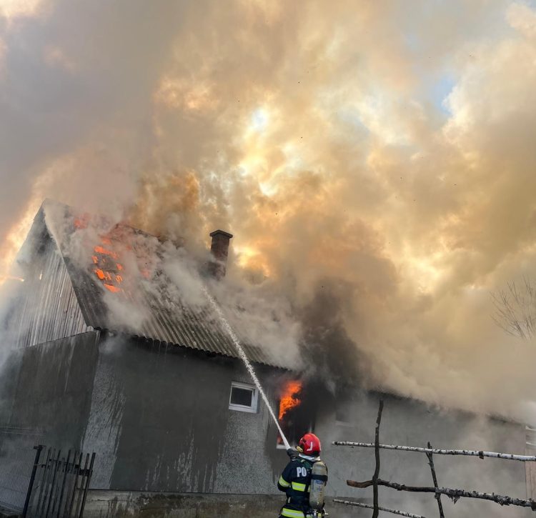 Incendiu puternic la o locuință din Vișeu de Sus – foto