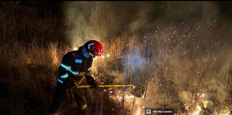 ISU Maramureș, intervențiiI de weekend. De la coșuri de fum la vegetație uscată