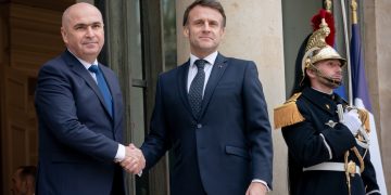 Preşedintele interimar Ilie Bolojan, primit de Emmanuel Macron la Palatul Élysée