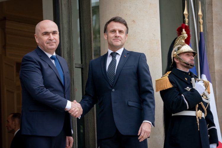 Preşedintele interimar Ilie Bolojan, primit de Emmanuel Macron la Palatul Élysée