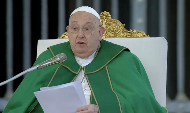 Papa Francisc și-a întrerupt predica de la Vatican din cauza unor dificultăți respiratorii