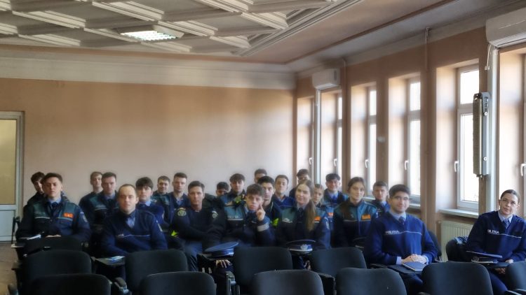 51 de elevi fac practică la IPJ Maramureş