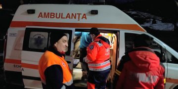 Un bărbat de 62 ani, depresiv și băut, coborât de salvamontiști până la ambulanță