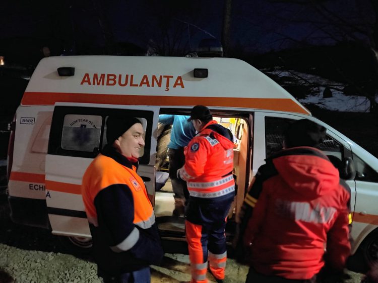 Un bărbat de 62 ani, depresiv și băut, coborât de salvamontiști până la ambulanță