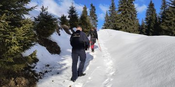 Încă un ucrainean care a trecut ilegal granița a fost coborât de pe munte de salvamontiști și polițiști de frontieră