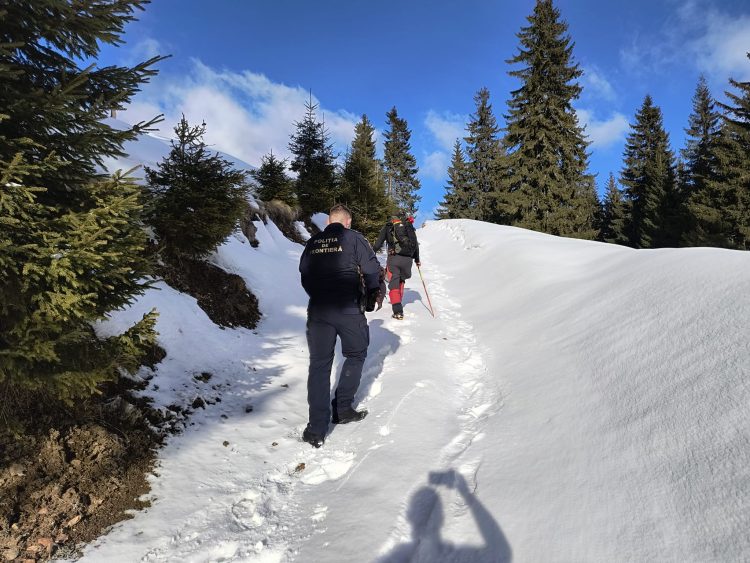 Încă un ucrainean care a trecut ilegal granița a fost coborât de pe munte de salvamontiști și polițiști de frontieră