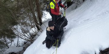 Încă un ucrainean care a trecut ilegal granița a fost coborât de pe munte de salvamontiști și polițiști de frontieră