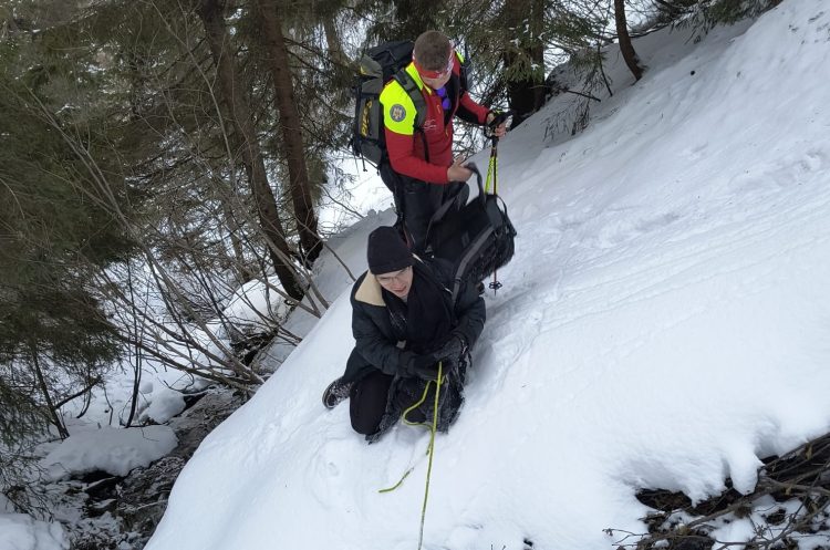 Încă un ucrainean care a trecut ilegal granița a fost coborât de pe munte de salvamontiști și polițiști de frontieră