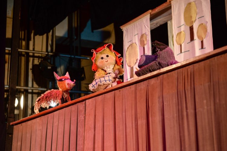 Copiii sunt invitați la Teatrul de Păpuși, la Scufița Roșie