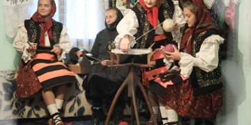 Șezătoare autentică de pe Valea Vișeului, la Teatrul de Păpuși