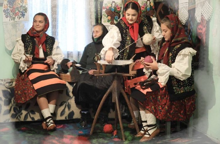 Șezătoare autentică de pe Valea Vișeului, la Teatrul de Păpuși