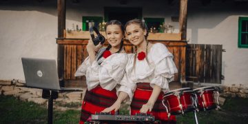 Piesa ”Bailando”, reinterpretată în stil maramureșean de gemenele Suzan și Daciana Vlad – video