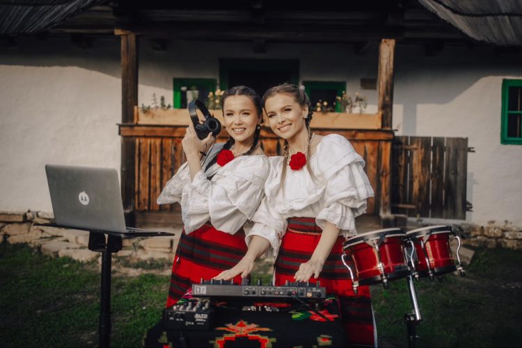 Piesa ”Bailando”, reinterpretată în stil maramureșean de gemenele Suzan și Daciana Vlad – video