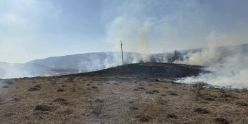 Incendiu de vegetație în Fântânele: Autoritățile solicită sprijinul voluntarilor