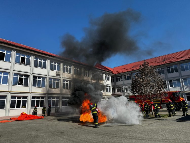 La Colegiul Național ,,Vasile Lucaciu” a avut loc un exercițiu de simulare a unui incendiu