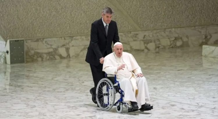 Papa Francisc a fost externat! Pentru câteva momente a putut fi văzut la balconul spitalului…