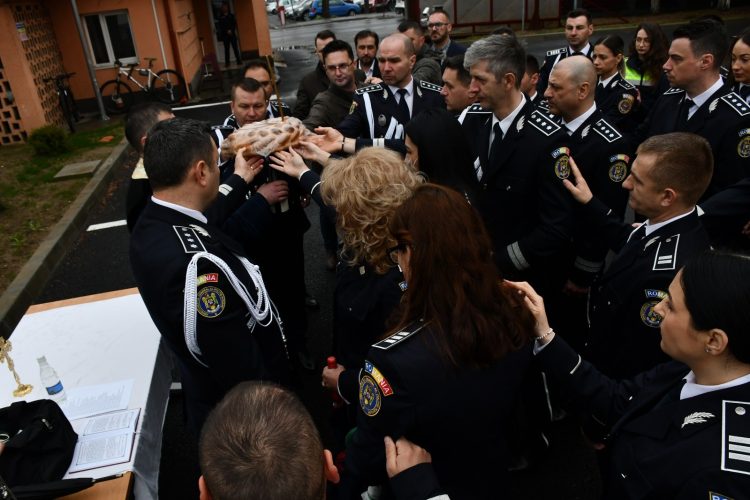 Moment de reculegere la troița din curtea IPJ Maramureș