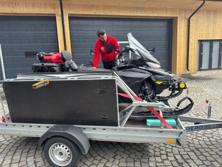 Salvamont Maramureș a fost dotat cu două snowmobile