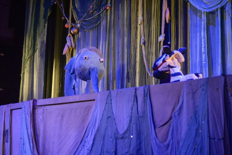 „Elefănțelul curios”, oferit copiilor la Teatrul de Păpuși