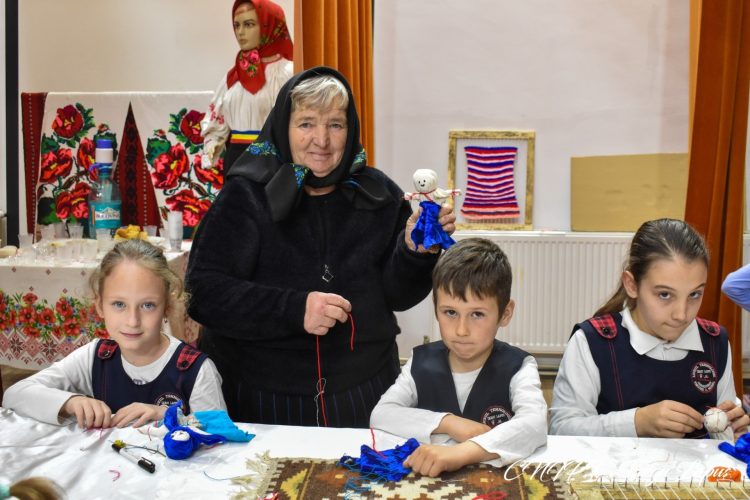 Atelier de confecționat păpuși din coceni  la Târgu Lăpuș