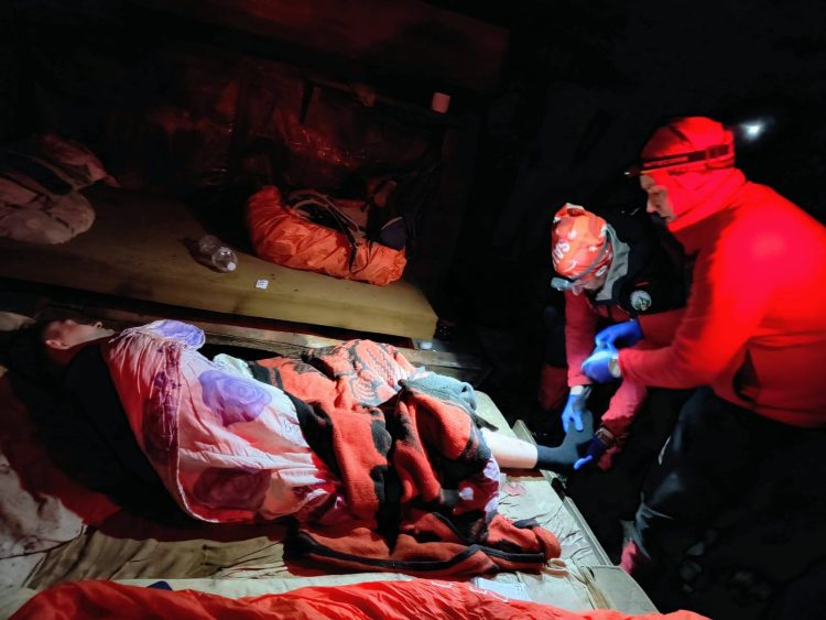 Ucraineanul lăsat la o stână de patru compatrioţi a fost găsit în stare foarte gravă. Acțiunea salvamontiștilor a durat 10 ore