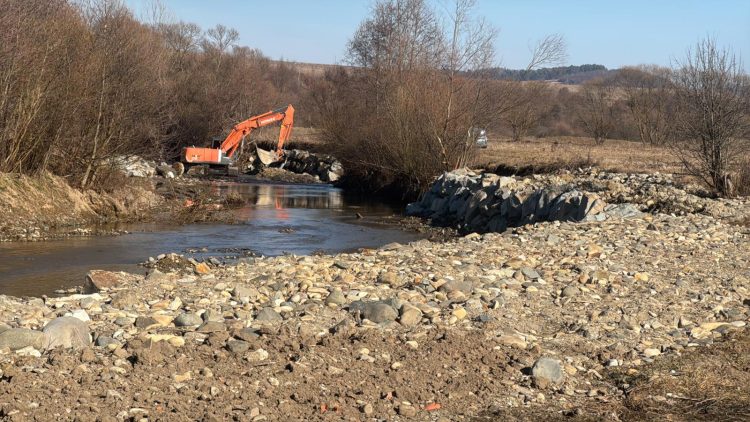 Au fost finalizate lucrările de decolmatare pe râul Suciu, în Dămăcușeni