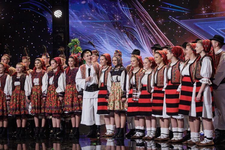 Ansamblul Folcloric Cercănelul din Borșa, pe scena emisiunii „Românii au talent”. Mult succes! 
