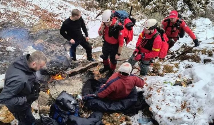 Trei cetăţeni ucraineni au fost salvaţi aseară din Munţii Maramureşului