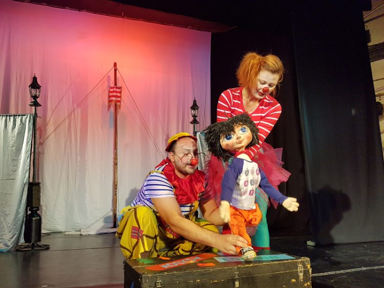 Clovnii în vacanță, la Teatrul de Păpuși
