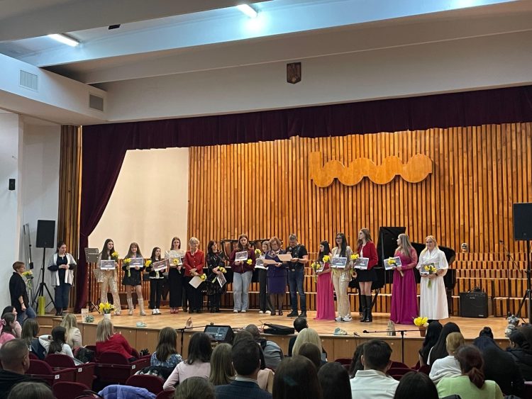 O nouă ediție a Festivalului cântecului francofon ,,Chants, sons sur scène – Qualif’ Maramureș 2025”, la Colegiul de Arte