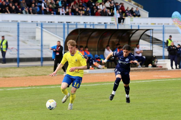 Minaur obține victoria și se distanțează la cinci puncte