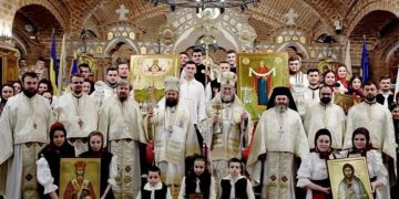 Procesiune cu icoane în jurul Catedralei Episcopale „Sfânta Treime” în Duminica Ortodoxiei
