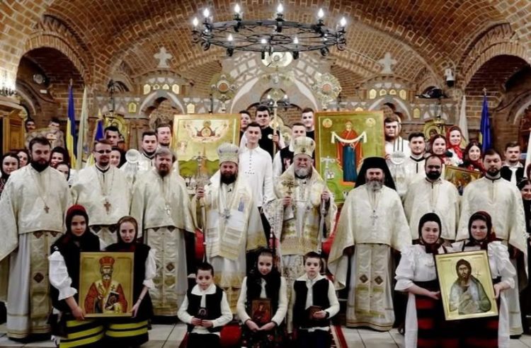Procesiune cu icoane în jurul Catedralei Episcopale „Sfânta Treime” în Duminica Ortodoxiei