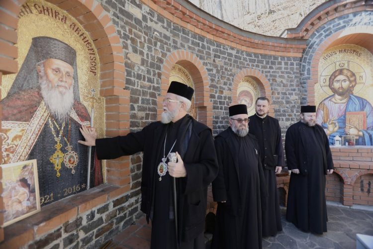 Preasfințitul Părinte Iustin va săvârși  Slujba Pavecerniței Mari la Mănăstirea Rohia