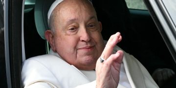 Papa Francisc, conectat la aparatele de ventilație mecanică