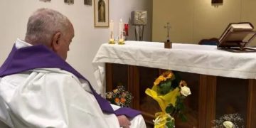 La mai bine de o luna de la internare, Vaticanul a publicat prima poză din spital a Papei Francisc