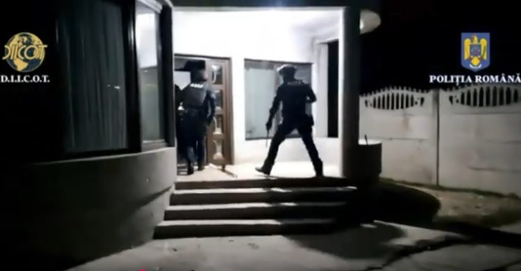 Percheziții de amploare în mai multe județe, inclusiv în Maramureș. A fost destructurată o rețea care oferea permise și cărți de identitate false