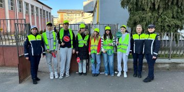 Deplasarea elevilor, în siguranță, sub supravegherea polițiștilor și a patrulei școlare