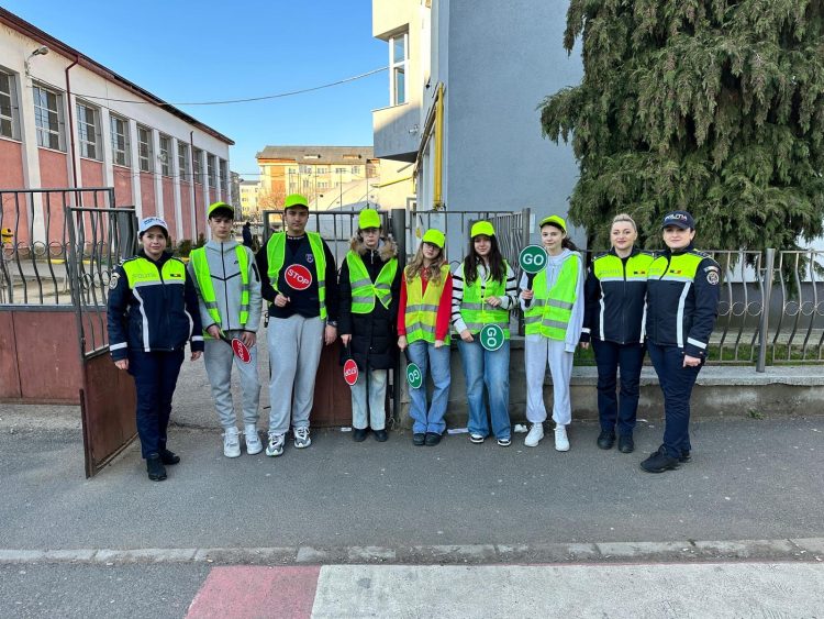 Deplasarea elevilor, în siguranță, sub supravegherea polițiștilor și a patrulei școlare