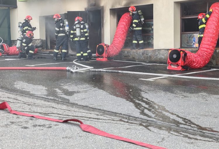 Incendiu la Drurelax. 20 de persoane, aflate în incinta clădirii au fost evacuate
