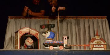 „Locomotivioara leneșă” îi așteaptă pe copii mâine la Teatrul de Păpuși